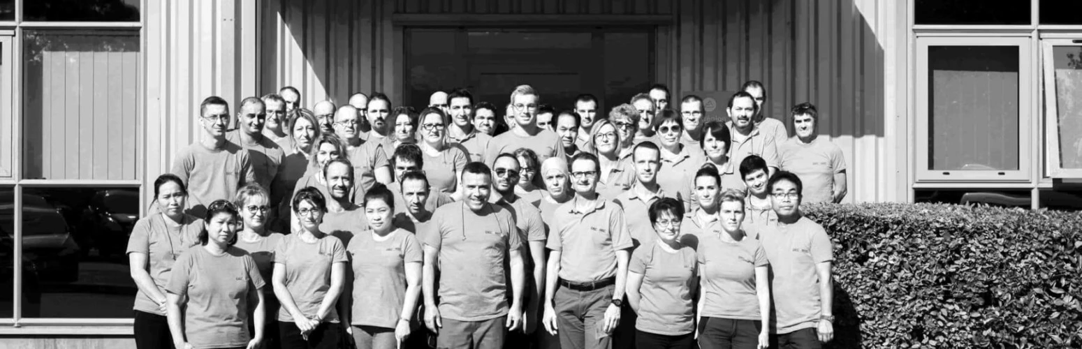 L'équipe de DECOREC devant son usine alpine