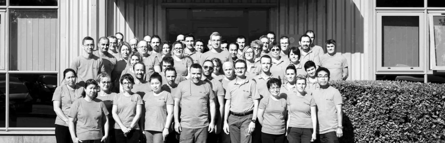 Équipe de DECOREC devant son usine de décolletage et de rectification